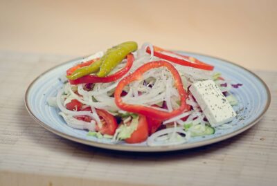 Bauernsalat - Salat mit Tomaten, Gurken, Zwiebeln, Feta, Oliven und Peperoni