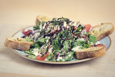 Olympia-Spezial-Salat - Salat mit Feta, Salatkerne, Cherry-Tomaten, Olivenöl und Balsamico