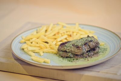 Rumpsteak gefüllt mit Rosmarin und Knoblauch